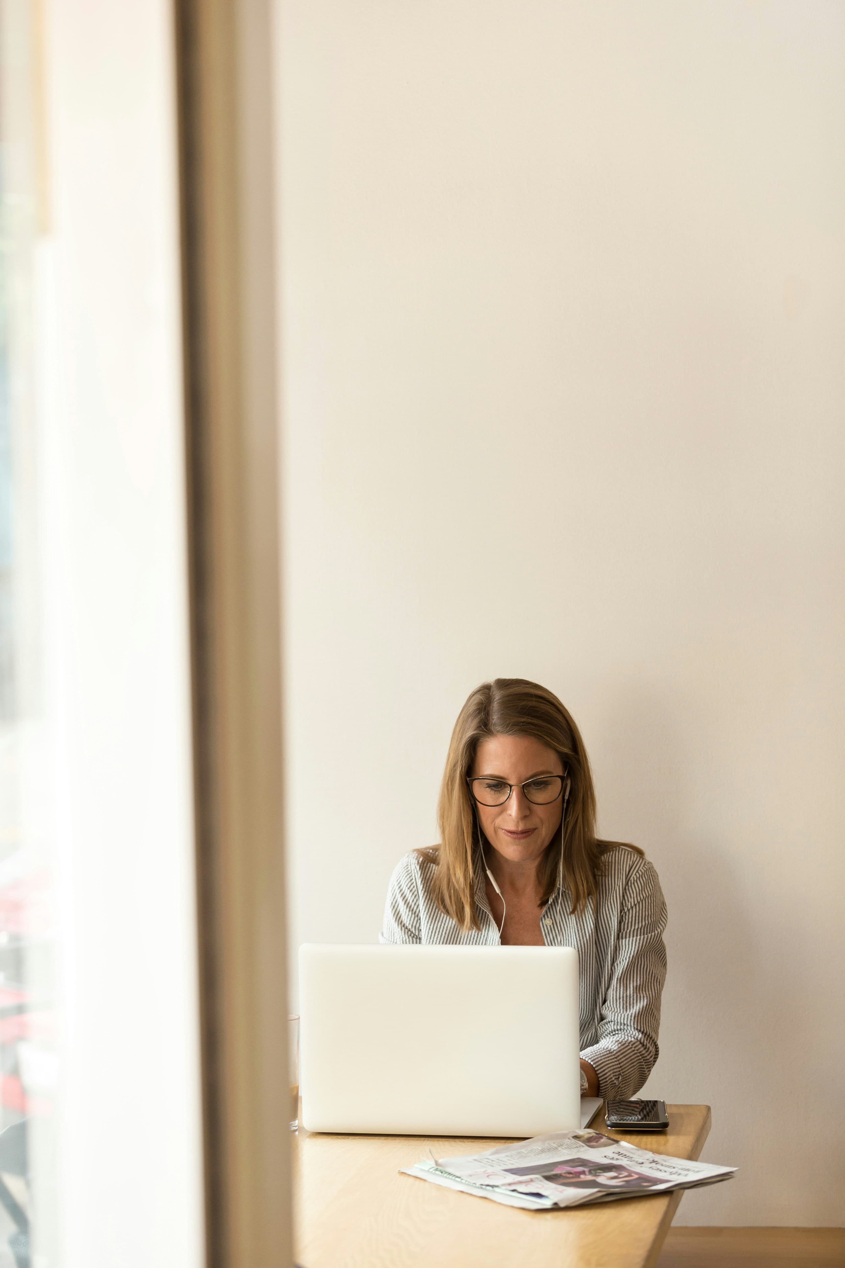 Professional werkend aan een laptop